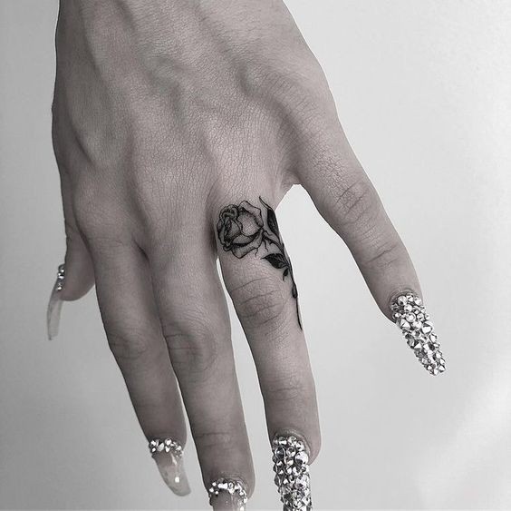 Les 100 plus beaux tatouages de doigts 55