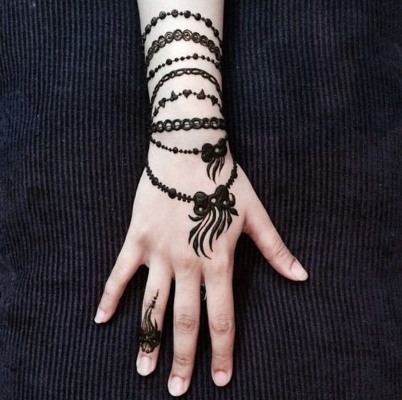 Les 100 plus beaux tatouages bracelet femme 58