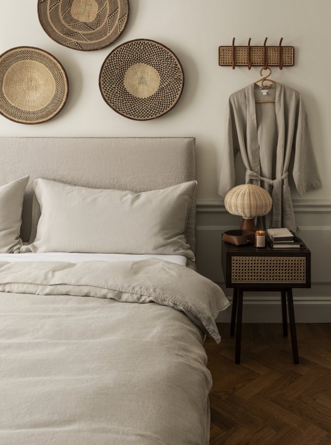 15 astuces pour faire une déco de chambre cocooning 6 Une table de chevet en cannage