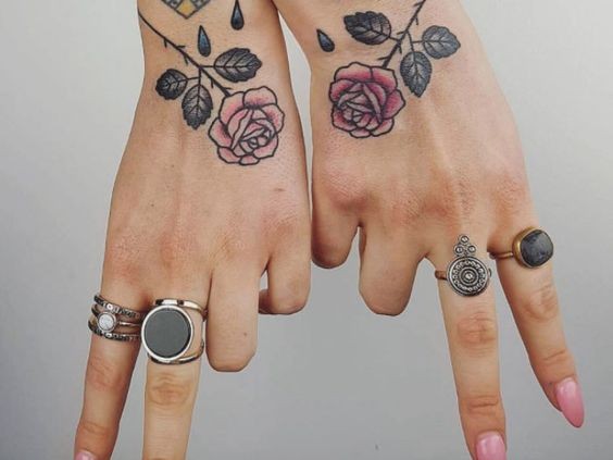 Les 100 plus beaux tatouages de poignet pour femme 63