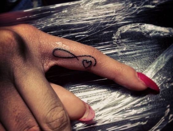 Les 100 plus beaux tatouages de doigts 67