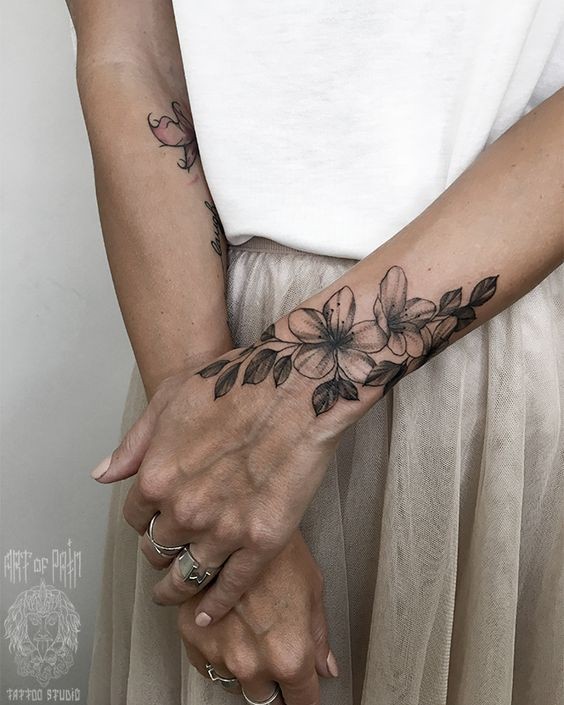 Les 100 plus beaux tatouages de poignet pour femme 70