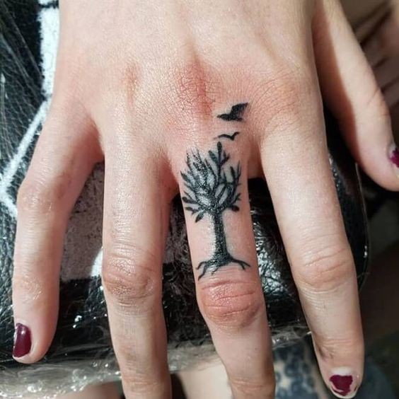 Les 100 plus beaux tatouages de doigts 73
