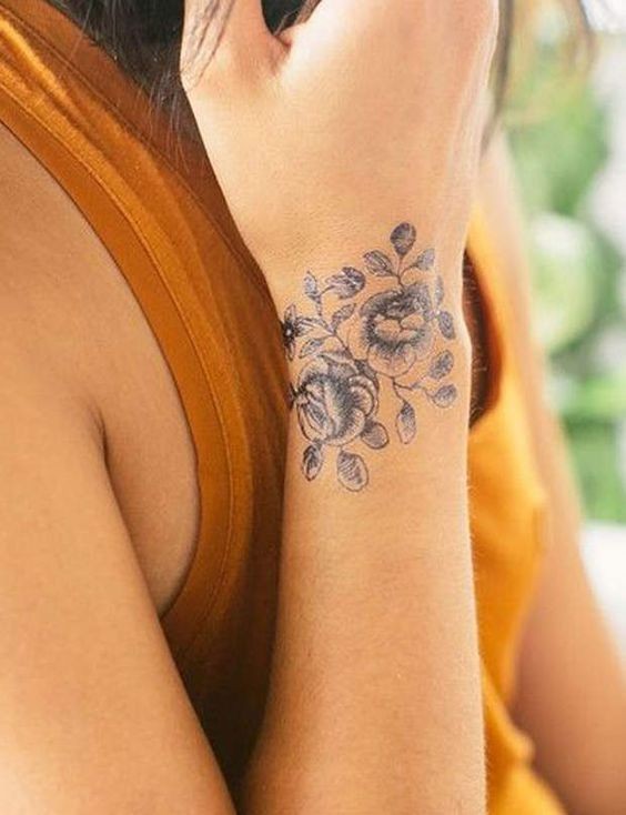 Les 100 plus beaux tatouages de poignet pour femme 72