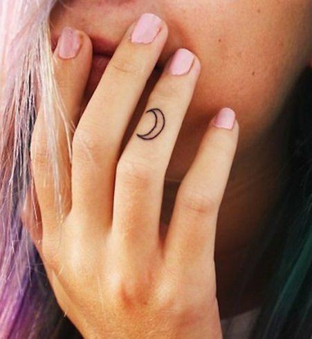 Les 100 plus beaux tatouages de doigts 78