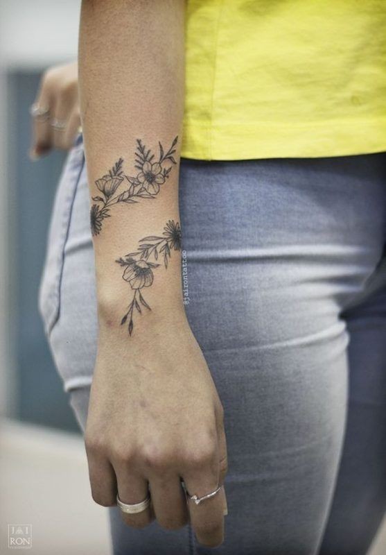 Les 100 plus beaux tatouages de poignet pour femme 78