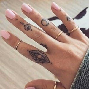 Les 100 plus beaux tatouages de doigts 80