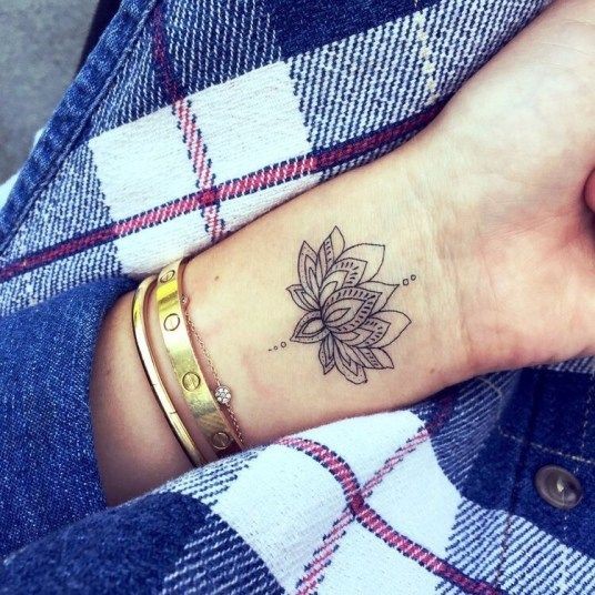 Les 100 plus beaux tatouages de poignet pour femme 79