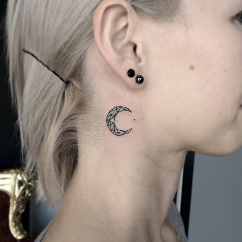 100 idées de tatouages lune pour femme 8