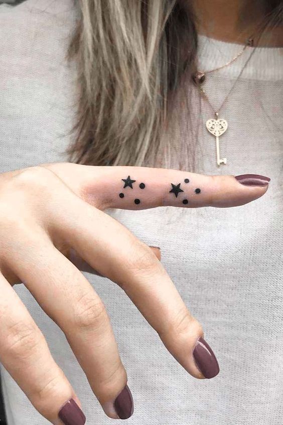 Les 100 plus beaux tatouages de doigts 8