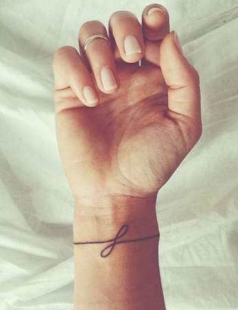 Les 100 plus beaux tatouages de poignet pour femme 81