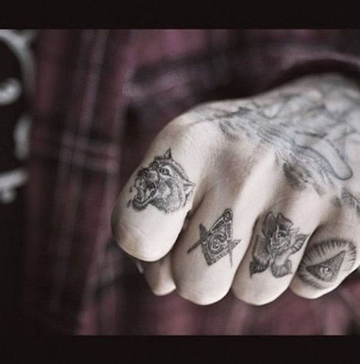 Les 100 plus beaux tatouages de doigts 86