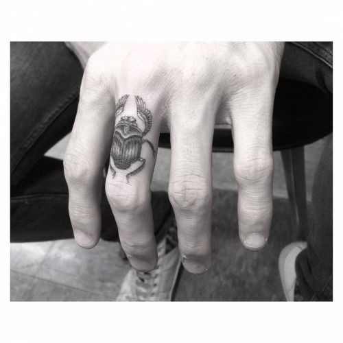 Les 100 plus beaux tatouages de doigts 89