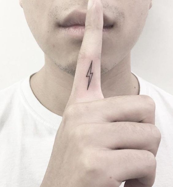 Les 100 plus beaux tatouages de doigts 90