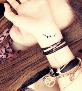 Les 100 plus beaux tatouages de poignet pour femme 9