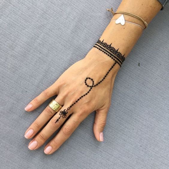 Les 100 plus beaux tatouages bracelet femme 93