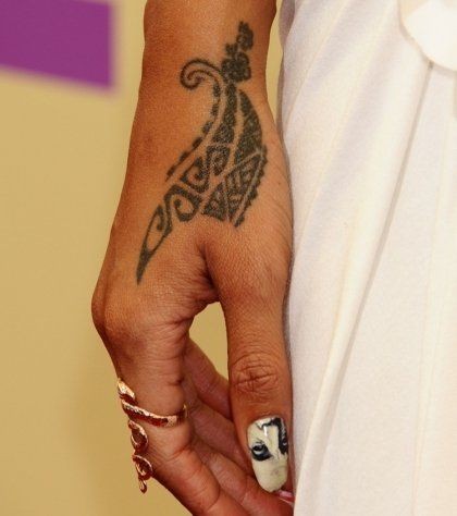 Les 100 plus beaux tatouages de poignet pour femme 93