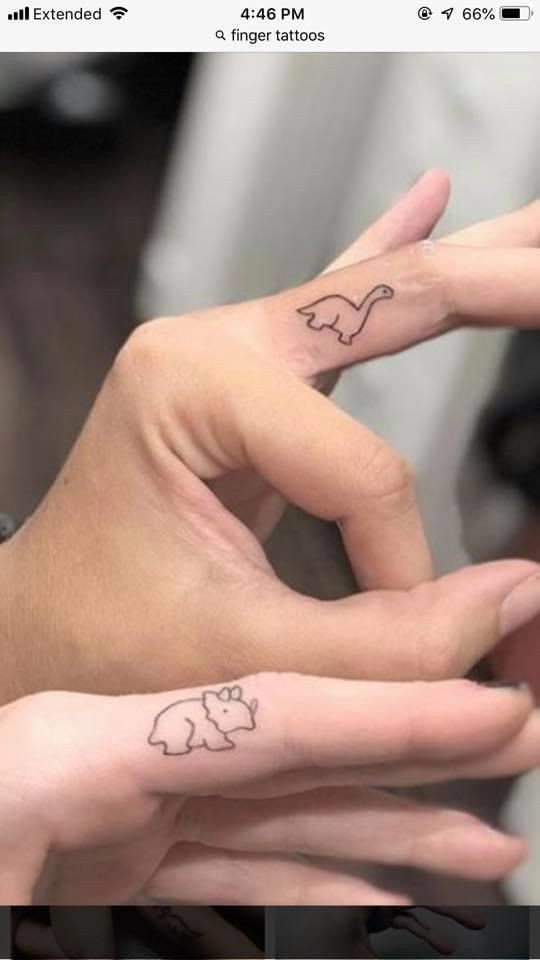 Les 100 plus beaux tatouages de doigts 96