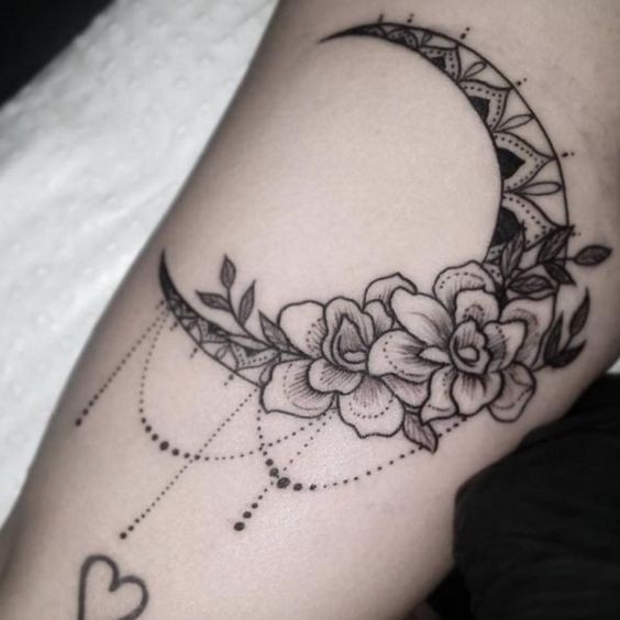 100 idées de tatouages lune pour femme 10
