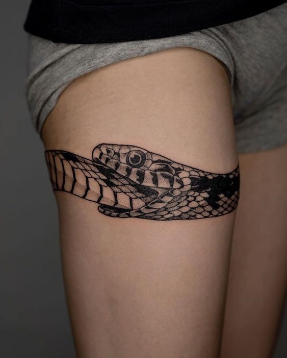 50 idées de tatouage serpent pour femme 10