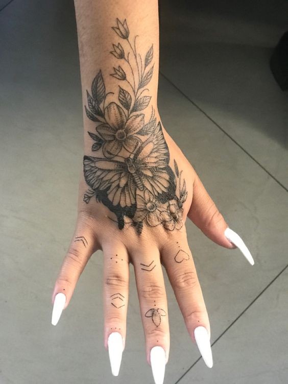 Les 100 plus beaux tatouages de poignet pour femme 10