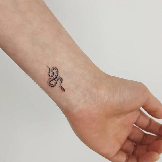 50 idées de tatouage serpent pour femme 1