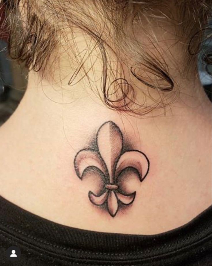 Les 50 plus beaux tatouages fleurs de lys 11