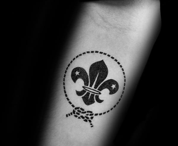 Les 50 plus beaux tatouages fleurs de lys 36