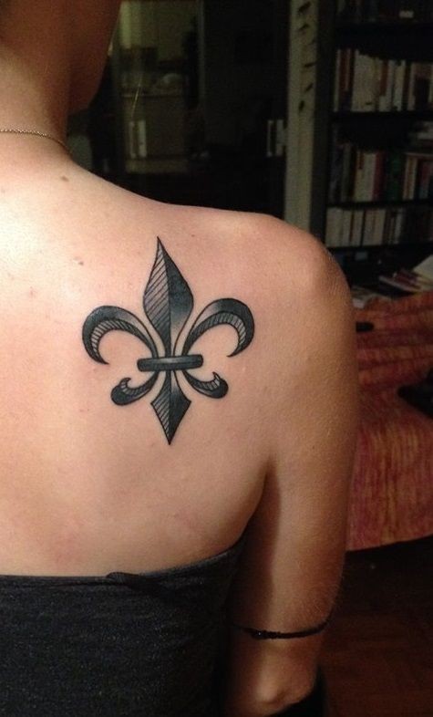 Les 50 plus beaux tatouages fleurs de lys 38