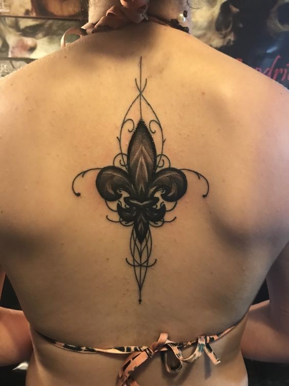 Les 50 plus beaux tatouages fleurs de lys 41 Les 50 plus beaux tatouages fleurs de lys 41