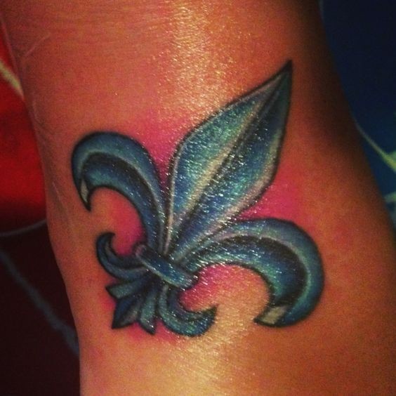 Les 50 plus beaux tatouages fleurs de lys 42 Les 50 plus beaux tatouages fleurs de lys 42