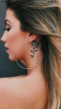 Les 50 plus beaux tatouages derrière l'oreille 14