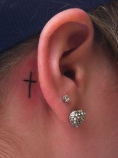 Les 50 plus beaux tatouages derrière l'oreille 18