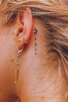 Les 50 plus beaux tatouages derrière l'oreille 20
