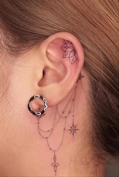 Les 50 plus beaux tatouages derrière l'oreille 22