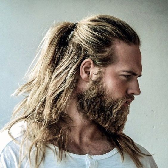 Les 44 plus belles coiffures pour hommes aux cheveux longs 23