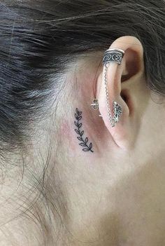Les 50 plus beaux tatouages derrière l'oreille 25