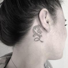 Les 50 plus beaux tatouages derrière l'oreille 29