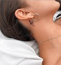 Les 50 plus beaux tatouages derrière l'oreille 3