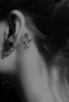 Les 50 plus beaux tatouages derrière l'oreille 32