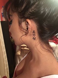 Les 50 plus beaux tatouages derrière l'oreille 35