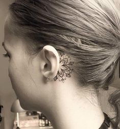 Les 50 plus beaux tatouages derrière l'oreille 37