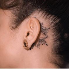 Les 50 plus beaux tatouages derrière l'oreille 38