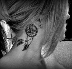 Les 50 plus beaux tatouages derrière l'oreille 45