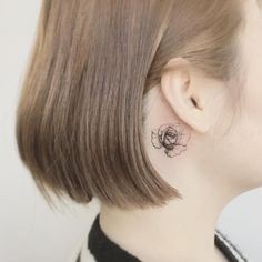 Les 50 plus beaux tatouages derrière l'oreille 46