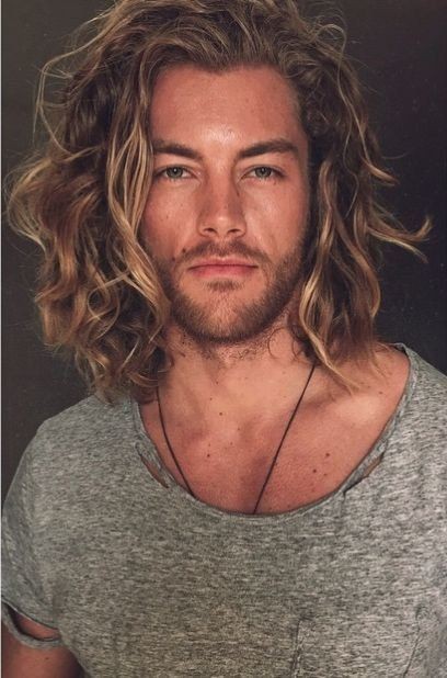 Les 44 plus belles coiffures pour hommes aux cheveux longs 6