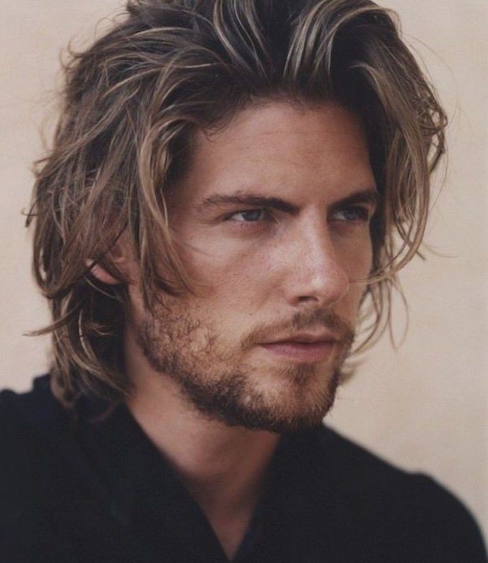 Les 44 plus belles coiffures pour hommes aux cheveux longs 1