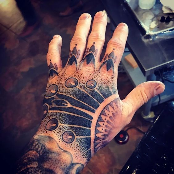 Les 52 plus beaux tatouages de main 13