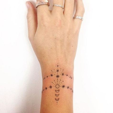 32 top idées de tatouages lune celtique pour s'inspirer 13