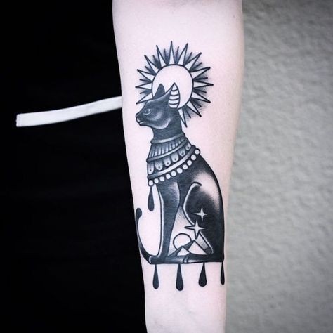 27 top idées de tatouages chat noir pour s'inspirer 14